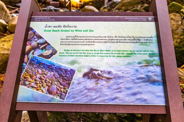 Khuekkhak Takua Pa Phang Nga Tayland 09. Şubat 2020 Kayalık Taşlar, Sahil Denizi ve Khao Lak Lam Ru Milli Parkı Tayland 'da Sahil Manzarası Bilgileri Baord Signpost ile Hat Bang Niang Bakış Alanı.