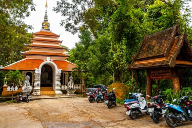 Chiang Mai Amphoe Mueang Chiang Mai Tayland 31 numara. Ekim 2018 Wat Pha Lat Tapınağı. Chiang Mai Tayland 'da tropikal doğa ormanlarında mimari yapı inşa ediliyor..