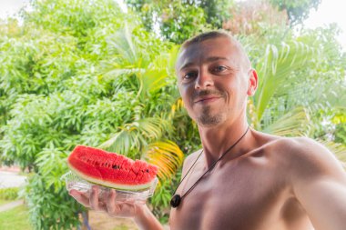 Phuket Adası Tayland, Güney Asya 'da Patong Kathu' daki Tropikal Doğa 'da Elde Karpuz Olan Mutlu Yakışıklı Adam.