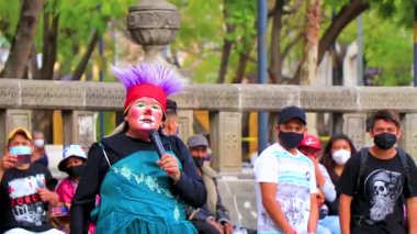 Centro Historico Mexico City, 11 numara. Şubat 2021 Bir Halk Meydanı 'nda Komik Palyaço Şovu Alameda Central Park Centro Historico Mexico City' de bir sürü seyirci ile.