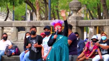 Centro Historico Mexico City, 11 numara. Şubat 2021 Bir Halk Meydanı 'nda Komik Palyaço Şovu Alameda Central Park Centro Historico Mexico City' de bir sürü seyirci ile.
