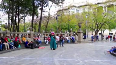 Centro Historico Mexico City, 11 numara. Şubat 2021 Bir Halk Meydanı 'nda Komik Palyaço Şovu Alameda Central Park Centro Historico Mexico City' de bir sürü seyirci ile.