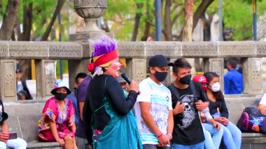 Centro Historico Mexico City, 11 numara. Şubat 2021 Bir Halk Meydanı 'nda Komik Palyaço Şovu Alameda Central Park Centro Historico Mexico City' de bir sürü seyirci ile.