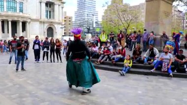 Centro Historico Mexico City, 11 numara. Şubat 2021 Bir Halk Meydanı 'nda Komik Palyaço Şovu Alameda Central Park Centro Historico Mexico City' de bir sürü seyirci ile.