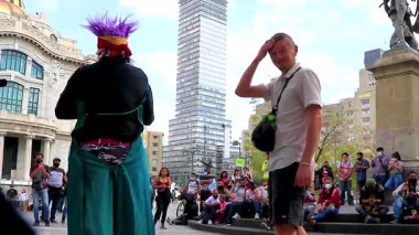 Centro Historico Mexico City, 11 numara. Şubat 2021 Bir Halk Meydanı 'nda Komik Palyaço Şovu Alameda Central Park Centro Historico Mexico City' de bir sürü seyirci ile.