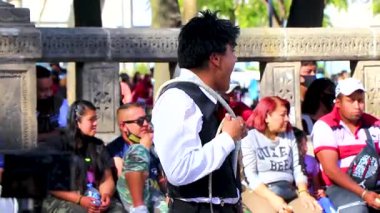 Centro Historico Mexico City 14 numara. Şubat 2021 Bir Halk Meydanı 'nda Komik Palyaço Şovu Alameda Central Park Centro Historico Mexico City' de bir sürü seyirci ile.