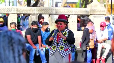 Centro Historico Mexico City 14 numara. Şubat 2021 Bir Halk Meydanı 'nda Komik Palyaço Şovu Alameda Central Park Centro Historico Mexico City' de bir sürü seyirci ile.