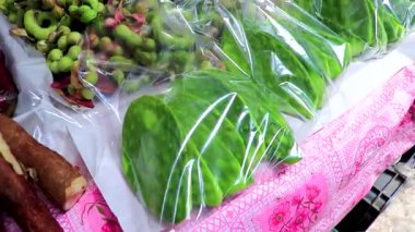 Centro Historico City Mexico 'daki Markette Nopal Kaktüs Kesimi ve Paketlendi.