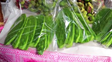 Centro Historico City Mexico 'daki Markette Nopal Kaktüs Kesimi ve Paketlendi.