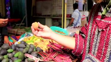 Centro Historico Mexico City 14 numara. Şubat 2021 Centro Historico City Mexico 'daki Market' te Meyve ve sebze alım-satımı.