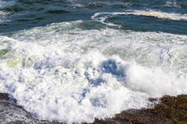 Ipanema Plajı Tropikal Cenneti Mavi Turkuaz Su Dalgaları Denizi ve Rio de Janeiro Eyaleti 'ndeki Boulders Kayalıkları.