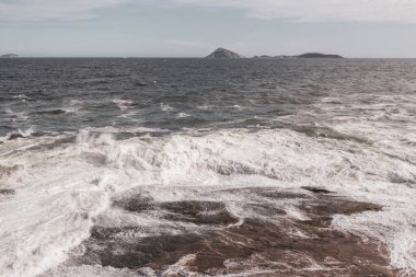 Ipanema Plajı Tropikal Cenneti Mavi Turkuaz Su Dalgaları Denizi ve Rio de Janeiro Eyaleti 'ndeki Boulders Kayalıkları.
