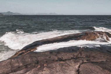 Ipanema Plajı Tropikal Cenneti Mavi Turkuaz Su Dalgaları Denizi ve Rio de Janeiro Eyaleti 'ndeki Boulders Kayalıkları.
