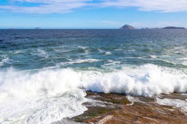 Ipanema Plajı Tropikal Cenneti Mavi Turkuaz Su Dalgaları Denizi ve Rio de Janeiro Eyaleti 'ndeki Boulders Kayalıkları.