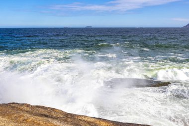 Ipanema Plajı Tropikal Cenneti Mavi Turkuaz Su Dalgaları Denizi ve Rio de Janeiro Eyaleti 'ndeki Boulders Kayalıkları.