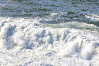 Ipanema Plajı Tropikal Cenneti Mavi Turkuaz Su Dalgaları Denizi ve Rio de Janeiro Eyaleti 'ndeki Boulders Kayalıkları.