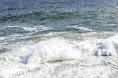 Ipanema Plajı Tropikal Cenneti Mavi Turkuaz Su Dalgaları Denizi ve Rio de Janeiro Eyaleti 'ndeki Boulders Kayalıkları.