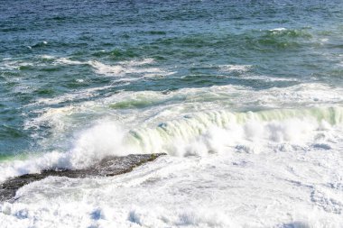 Ipanema Plajı Tropikal Cenneti Mavi Turkuaz Su Dalgaları Denizi ve Rio de Janeiro Eyaleti 'ndeki Boulders Kayalıkları.