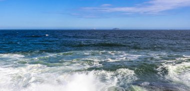 Ipanema Plajı Tropikal Cenneti Mavi Turkuaz Su Dalgaları Denizi ve Rio de Janeiro Eyaleti 'ndeki Boulders Kayalıkları.