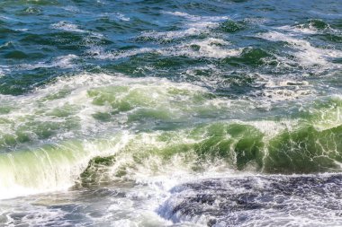 Ipanema Plajı Tropikal Cenneti Mavi Turkuaz Su Dalgaları Denizi ve Rio de Janeiro Eyaleti 'ndeki Boulders Kayalıkları.