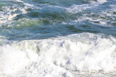 Ipanema Plajı Tropikal Cenneti Mavi Turkuaz Su Dalgaları Denizi ve Rio de Janeiro Eyaleti 'ndeki Boulders Kayalıkları.