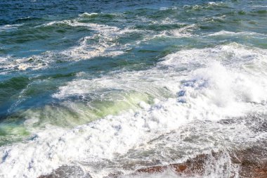 Ipanema Plajı Tropikal Cenneti Mavi Turkuaz Su Dalgaları Denizi ve Rio de Janeiro Eyaleti 'ndeki Boulders Kayalıkları.