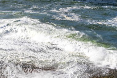 Ipanema Plajı Tropikal Cenneti Mavi Turkuaz Su Dalgaları Denizi ve Rio de Janeiro Eyaleti 'ndeki Boulders Kayalıkları.