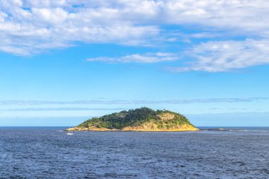Rio de Janeiro Eyaleti Rio de Janeiro Brezilya 'daki Urca Red Beach Tropikal Cenneti Mavi Turkuaz Su Dalgaları Kayalık Tepeler ve Adaları.