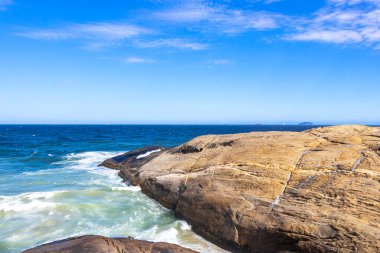 Rio de Janeiro Eyaleti Rio de Janeiro Brezilya 23. Ekim 2020 Ipanema Plajı Tropikal Cenneti Mavi Turkuaz Su Dağları, Skyline Palmiye Ağaçları Kayaları ve Brezilya 'daki İnsanlar.