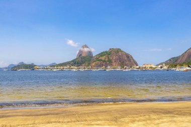 Şeker somunu dağı Pao de Acucar ve Botafogo Sahili manzarası ve Rio de Janeiro Brezilya 'daki Urca köyünün manzarası.