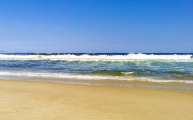 Rio de Janeiro Eyaleti Rio de Janeiro Brezilya 'da Blue Turquoise Water Palm Trees ve White Beach Sand ile Copacabana ve Leme Beach Tropikal Cenneti.