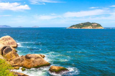 Rio de Janeiro Eyaleti Rio de Janeiro Brezilya 'daki Urca Red Beach Tropikal Cenneti Mavi Turkuaz Su Dalgaları Kayalık Tepeler ve Adaları.