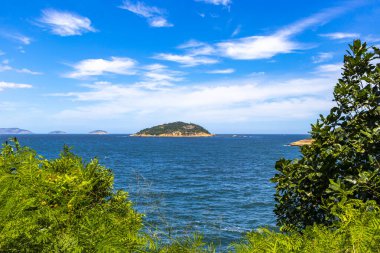 Rio de Janeiro Eyaleti Rio de Janeiro Brezilya 'daki Urca Red Beach Tropikal Cenneti Mavi Turkuaz Su Dalgaları Kayalık Tepeler ve Adaları.