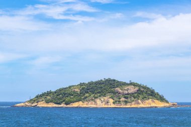 Rio de Janeiro Eyaleti Rio de Janeiro Brezilya 'daki Urca Red Beach Tropikal Cenneti Mavi Turkuaz Su Dalgaları Kayalık Tepeler ve Adaları.