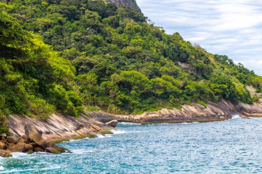 Rio de Janeiro Eyaleti Rio de Janeiro Brezilya 'da, Urca Red Beach Tropikal Cenneti Mavi Turkuaz Su Dalgaları Palmiye Ağaçları Kayalık Tepeler Kayalık Tepeler Sahil Kumu ve Beyaz Sahil Kumu.