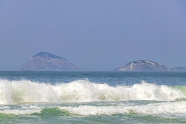 Copacabana ve Leme Tropikal Cennet Plajı Mavi Turkuaz Su Sahili ve Deniz Panorama Manzaralı Rio de Janeiro Eyaleti Rio de Janeiro Brezilya 'da Ada Adaları Rock Tepeleri.