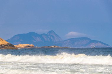 Rio de Janeiro Eyaleti Rio de Janeiro Brezilya 'da Copacabana ve Leme Tropikal Cenneti Sahil Dalgaları Deniz Hilld Adaları ve Mavi Gökyüzü Panoraması ile.