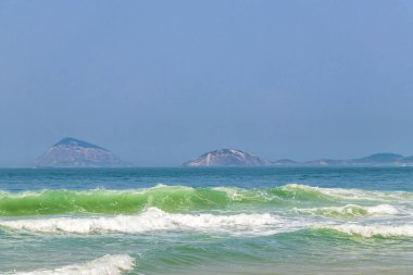Copacabana ve Leme Tropikal Cennet Plajı Mavi Turkuaz Su Sahili ve Deniz Panorama Manzaralı Rio de Janeiro Eyaleti Rio de Janeiro Brezilya 'da Ada Adaları Rock Tepeleri.