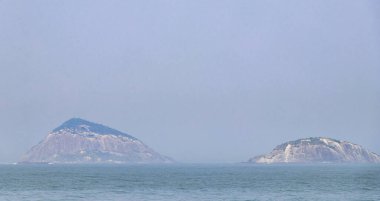 Copacabana ve Leme Tropikal Cennet Plajı Mavi Turkuaz Su Sahili ve Deniz Panorama Manzaralı Rio de Janeiro Eyaleti Rio de Janeiro Brezilya 'da Ada Adaları Rock Tepeleri.