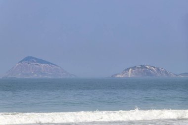 Copacabana ve Leme Tropikal Cennet Plajı Mavi Turkuaz Su Sahili ve Deniz Panorama Manzaralı Rio de Janeiro Eyaleti Rio de Janeiro Brezilya 'da Ada Adaları Rock Tepeleri.