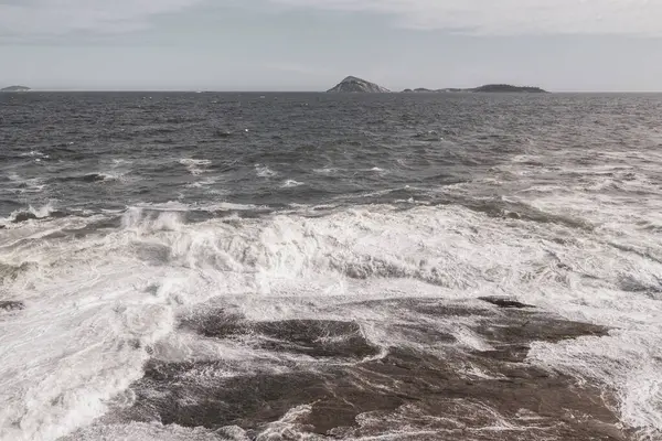 Ipanema Plajı Tropikal Cenneti Mavi Turkuaz Su Dalgaları Denizi ve Rio de Janeiro Eyaleti 'ndeki Boulders Kayalıkları.