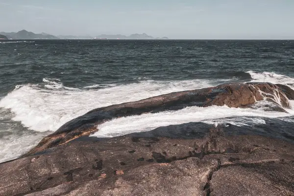 Ipanema Plajı Tropikal Cenneti Mavi Turkuaz Su Dalgaları Denizi ve Rio de Janeiro Eyaleti 'ndeki Boulders Kayalıkları.