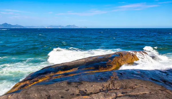 Ipanema Plajı Tropikal Cenneti Mavi Turkuaz Su Dalgaları Denizi ve Rio de Janeiro Eyaleti 'ndeki Boulders Kayalıkları.
