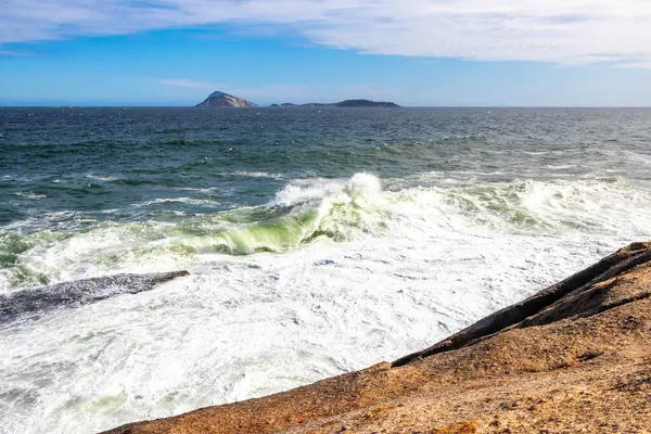 Ipanema Plajı Tropikal Cenneti Mavi Turkuaz Su Dalgaları Denizi ve Rio de Janeiro Eyaleti 'ndeki Boulders Kayalıkları.