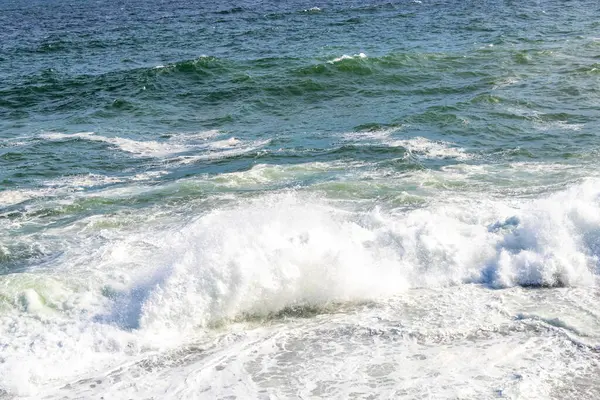 Ipanema Plajı Tropikal Cenneti Mavi Turkuaz Su Dalgaları Denizi ve Rio de Janeiro Eyaleti 'ndeki Boulders Kayalıkları.