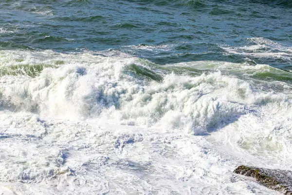 Ipanema Plajı Tropikal Cenneti Mavi Turkuaz Su Dalgaları Denizi ve Rio de Janeiro Eyaleti 'ndeki Boulders Kayalıkları.