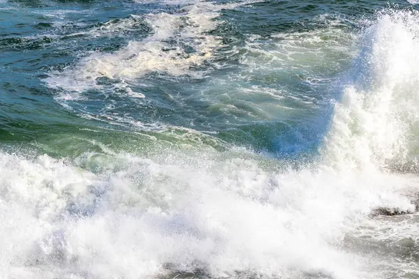 Ipanema Plajı Tropikal Cenneti Mavi Turkuaz Su Dalgaları Denizi ve Rio de Janeiro Eyaleti 'ndeki Boulders Kayalıkları.