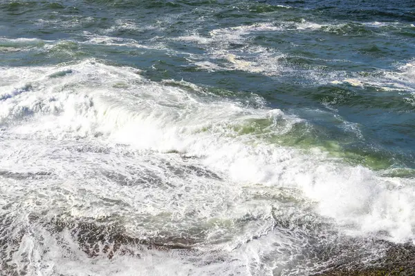 Ipanema Plajı Tropikal Cenneti Mavi Turkuaz Su Dalgaları Denizi ve Rio de Janeiro Eyaleti 'ndeki Boulders Kayalıkları.