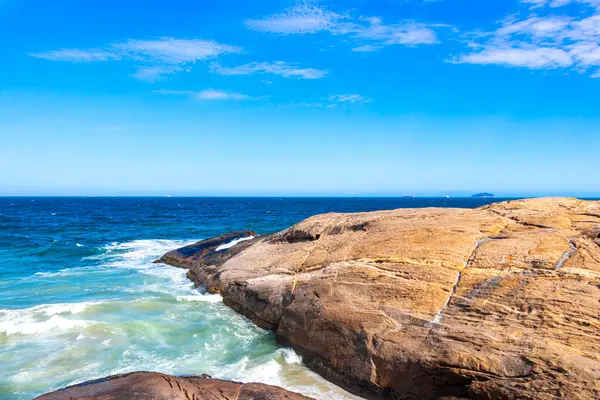Rio de Janeiro Eyaleti Rio de Janeiro Brezilya 23. Ekim 2020 Ipanema Plajı Tropikal Cenneti Mavi Turkuaz Su Dağları, Skyline Palmiye Ağaçları Kayaları ve Brezilya 'daki İnsanlar.
