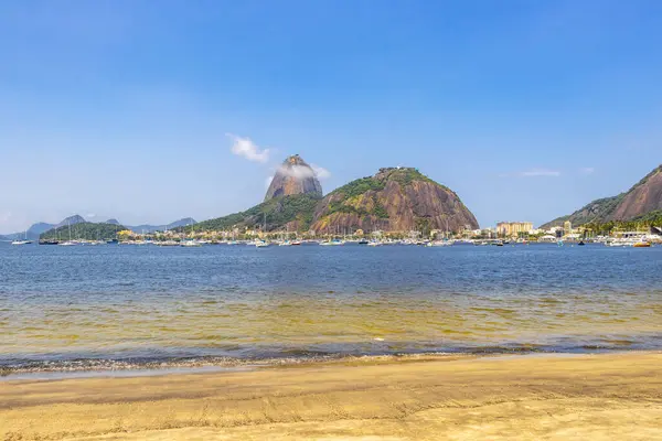 Şeker somunu dağı Pao de Acucar ve Botafogo Sahili manzarası ve Rio de Janeiro Brezilya 'daki Urca köyünün manzarası.